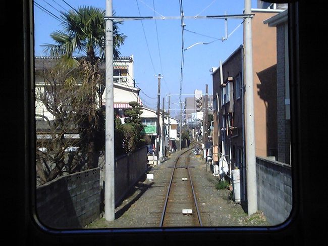 路面区間を過ぎると、線路の敷地がますます狭くなる。<br />文字通り「民家の軒先を走る電車」だ。
