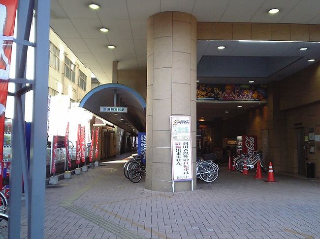 藤崎宮駅入口。<br />左側の通路がホームへの入口。<br />巨大なパチンコ屋ビルの一角にあり、全く目立たない。<br /><br />熊本はかなりの大都市なので、このあたりもビルが立ち並ぶ都市の景観だが、どちらかというと住宅街。<br />郊外電車のターミナルとしてはかなり中途半端な場所だ。<br />中心部とは約1km程離れており、交通手段はバスしかない。<br />そのバスも、熊本電鉄と並行する国道を走っているので、わざわざ電車からバスに乗り換えるよりは、バスで中心部へ直行する方が便利だろう。<br />そのため、熊本電鉄は国道上に軌道を敷設して中心部まで延伸し、路面電車に乗り入れたいと考えているらしい。<br />要するに最近流行りの「LRT化」だ。<br />この案が受け入れられなければ路線を廃止する、とまで言っているようだ。<br />確かに、今のままではバスやマイカーに比べて著しく見劣りする。