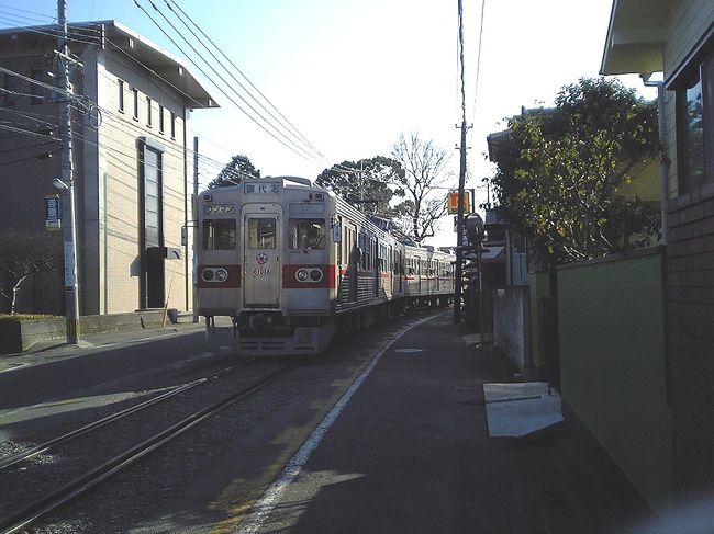 軌道は道路の西側に敷かれている。<br />西側の路肩は数m程のスペースしか残されていない。<br />こんな場所を大型電車が走るとは、かなり危険だ。
