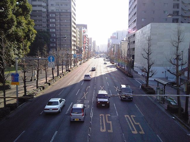 こちらは藤崎宮前駅より南側の国道3号線南方向。<br />片側3車線になり、歩道側の1車線ずつはバスレーンとなっている。<br />第2案だと、とりあえず道路拡幅の問題は無さそうだ。