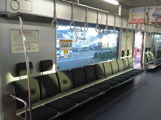 豊肥本線の電車は815系という通勤型電車。<br />3ドアロングシートだが、座席のクッションは1人分ずつに分割されている。<br />首都圏の通勤電車のようにスタンションポールで強引に座席を区切られるよりも快適だ。<br />戸袋部分の座席には枕まで付いている。<br />通勤型ながら、トイレやゴミ箱が設置されていた。<br />ドア間の窓は巨大な一枚ガラスで驚き。