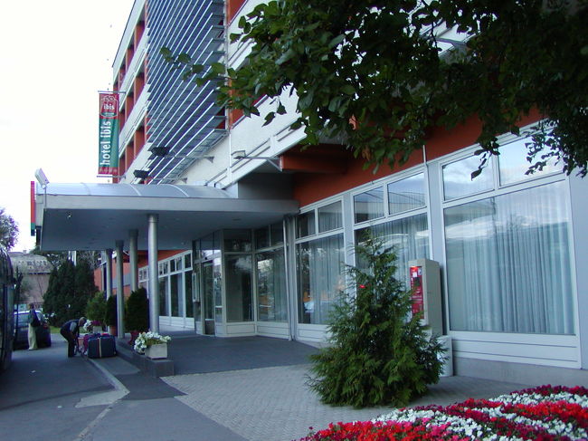 ハンガリーについてすぐホテルへ。<br />荷物はミュンヘンに置いてけぼり、最悪の気持ちで旅が始まりました。ツアー内にもう一人荷物が受け取れなかった人がいて一人だけじゃあないという安心感。<br />こんな時って、添乗員が付いてるとありがたいです。<br />乗り継ぎは荷物が届かないこともあるから、一日分だけは機内持ち込みでと用心していたのは助かりましたが、アメリカの航空会社やイギリス経由でないからできたことです。次の朝には荷物も到着。<br />ホテルの前は電車の駅で、朝から人の通りが激しかったです。利便は良さそうです。