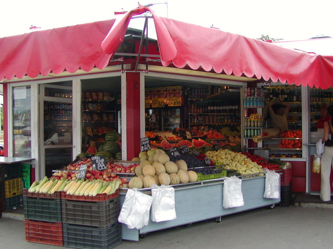 　何件か果物屋さんが並んでいました。<br />すいか、オレンジ、リンゴ等々いろんな果物が並んでいてとってもおいしそう。