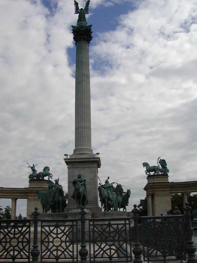 観光バスで街並みを抜け英雄広場へ。<br />建物はヨーロッパという感じですが、大通りから少しはいると銃弾の後がそのまま残っているビルもいくつかあり、この国が民主化されたのはまだ新しいのだと再確認しました。