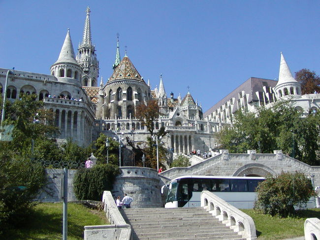 くさり橋から漁夫の砦へ。<br />漁夫の砦から世界一美しいという国会議事堂が見えます（表紙の写真）。街並みも美しく、すばらしい眺めです。