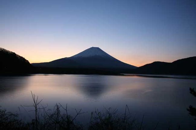 富士山の後方が紅く染まってきました。<br /><br />午前０６時２９分
