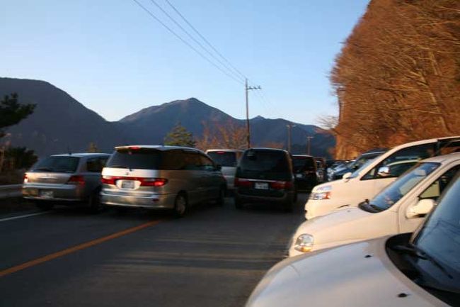 撮り終わってからの風景です。<br />昨年はこんなに来ていなかったのですが、今年は人人人…で凄かったです。<br />そのため、道路も大渋滞。<br />私は、路肩の空き地にとめられました。遅く来た方が道路にとめたため渋滞になってしまいました。