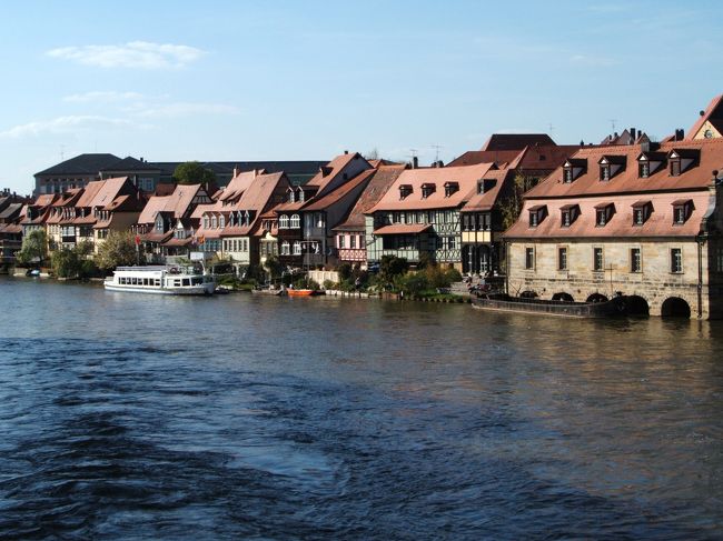 ここまでの旅行記だけ読んでるとバンベルクはやや魅力に欠ける街であるかのように思われるかも知れませんが、本当の魅力はここから。<br /><br />レグニッツ川に映える中世の街並みは、とてもきれいです。<br /><br />写真は、小ベネチアと呼ばれる地区。中世は漁師の人々が住んでいたそうです。