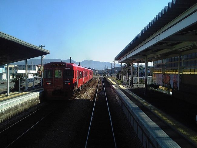 県境を越えると、やがて列車は筑紫平野のだだっ広い景色の中を走る。<br />長〜い直線区間が気持ち良い。<br /><br />写真は、うきは駅。<br />写っているのはキハ200だと思うが、前面の行先表示LEDが異様に大きい。<br />確かにこの方が見易いが、デザイン的には微妙だ。