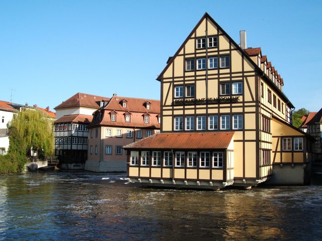 旧市庁舎から川を上流方向にさかのぼった中州にある建物。現在はホテル＆レストランとして使われています。