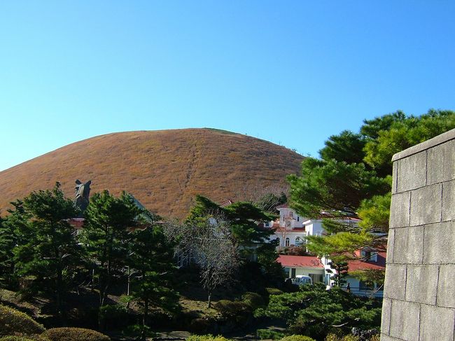 大室山。この山ももう少しすれば雪が積もってスキー場になるのでしょう。