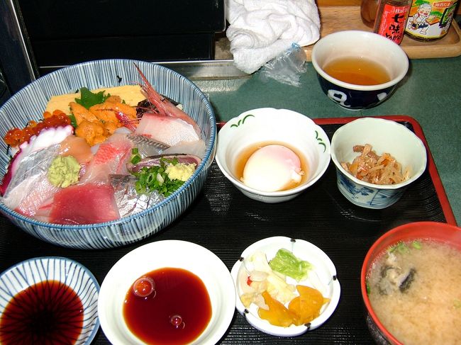 五味屋です。ここはいつも行列が出来ており、芸能人も多数訪れるお店です。外には芸能人のサイン等が飾られています。待つ事40分、やっと店に入り、一押しの<br />「お任せ丼」を注文。2100円という手頃な価格ながら、ボリューム満点の人気メニューです。