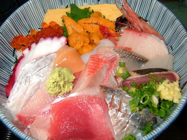 たまご、ウニ、甘エビ、かんぱち、たい、いしだい、さば、トロ、ほたて、あじ、いくら、たこ、いか、等肉厚の鮮度の高い素材が盛りだくさんの「お任せ丼」。<br />この刺身の下にごはんがあります。<br />本当に贅沢です！これを食べるのも3回目。<br />やっぱり美味しいです。