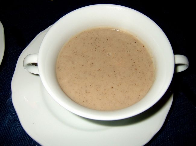 きのこのクリームスープ。<br />ラシャンスのコースは、どれも外れがありません。<br />こんなに美味しい料理がついて一泊一人12000円は<br />安過ぎです！