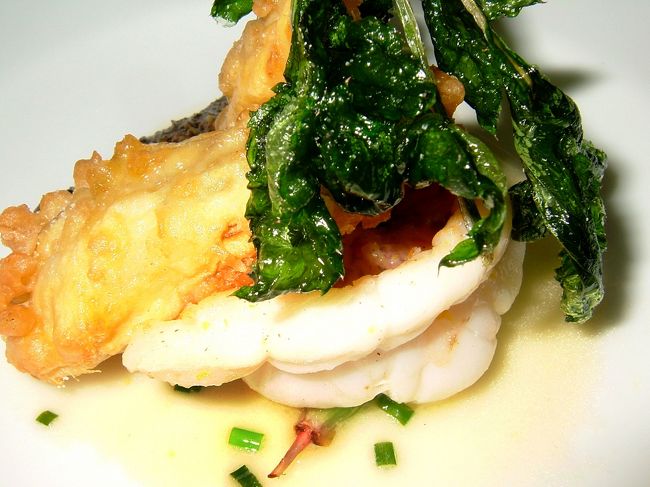 伊勢エビと石鯛。伊勢エビ最高です。<br />地元で取れた新鮮な食材なので、歯ごたえも良く、<br />とにかく美味しくて、ワインもすすみます。