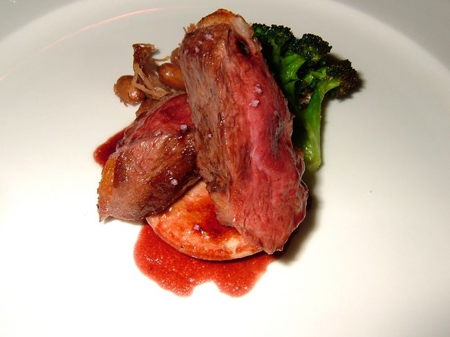 メインの鴨肉のロースト。<br />これも言う事無いくらい絶品。<br />前は牛肉でしたが、今回は鴨肉だったのですが、<br />とても鴨肉の旨味が引き出せておりました。