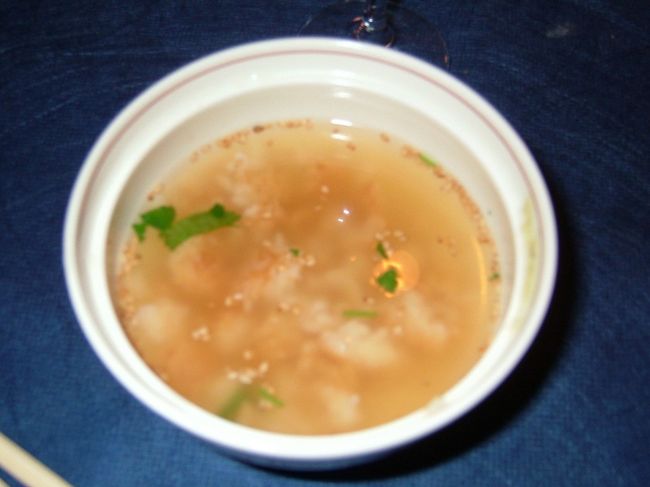 料理の締めはお茶漬けです。<br />ラシャンスの名物でもある、このお茶漬け。<br />ダシが良く、フレンチで満たされたお腹をスッキリさせてくれます。しかしホントにここの料理にはいつも脱帽です。リピーター客が半分以上というのも頷けます。<br /><br />メニュー<br /><br />・ワイン<br />・かつおとエビの前菜<br />・きのこのクリームスープ<br />・手作りパン<br />・伊勢エビと石鯛のムニエル<br />・鴨肉のロースト<br />・お茶漬け<br />・クリームアイスとケーキのデザート<br />・コーヒーまたは紅茶