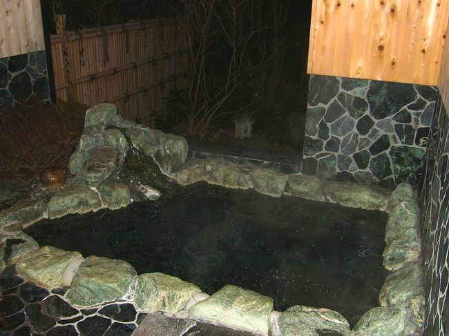 食後は、貸し切り露天風呂へ。<br />先ほど温泉に入ったので体の芯は温まっているままなので、ちょっと浸かりました。<br />貸し切り風呂からあ見える夜空の星が綺麗で癒されました。