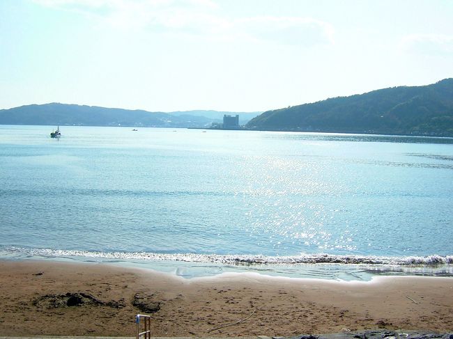 一晩あけて、<br />ラ・シャンスで美味しい朝食のパンとオムレツを食べ、<br />帰り方面に車を走らせます。<br />しばらく走り、中伊豆は少々渋滞。<br />気分転換に、宇佐美海岸へ。