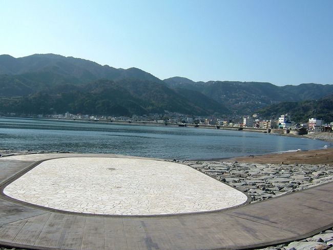 宇佐美海岸は時期的にも人が少なくてのんびり海を見る事が出来ました。