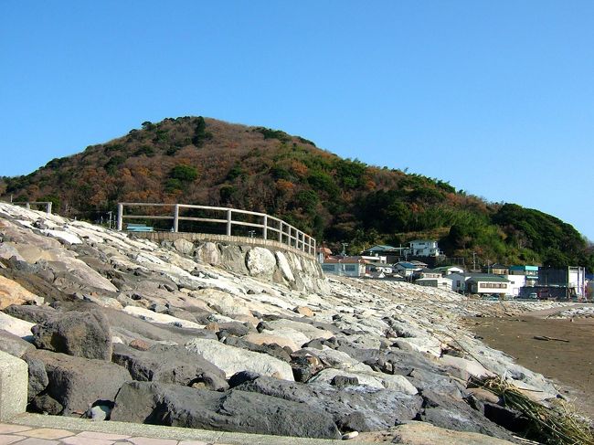 海から見える網代の山。<br />この後、それほど大きな渋滞もなく、料亭に寄っていくらしらす丼を食べて帰りました。