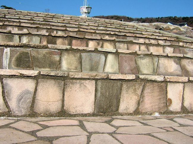 海の側にある階段。