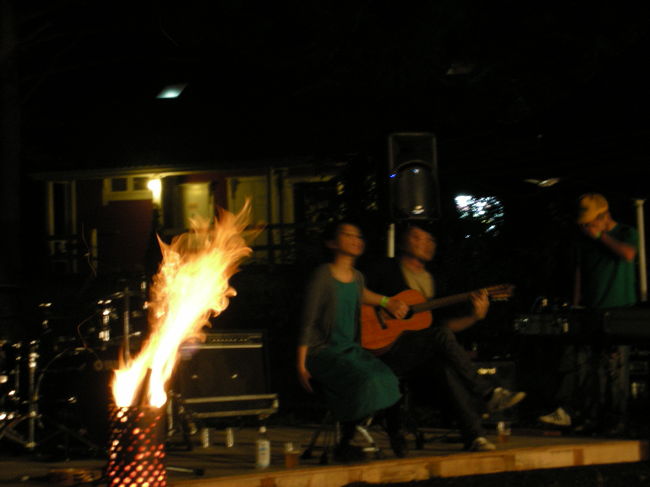 野外ライブ♪<br />キャンプファイヤーがものすご良い雰囲気出してたよ。<br />