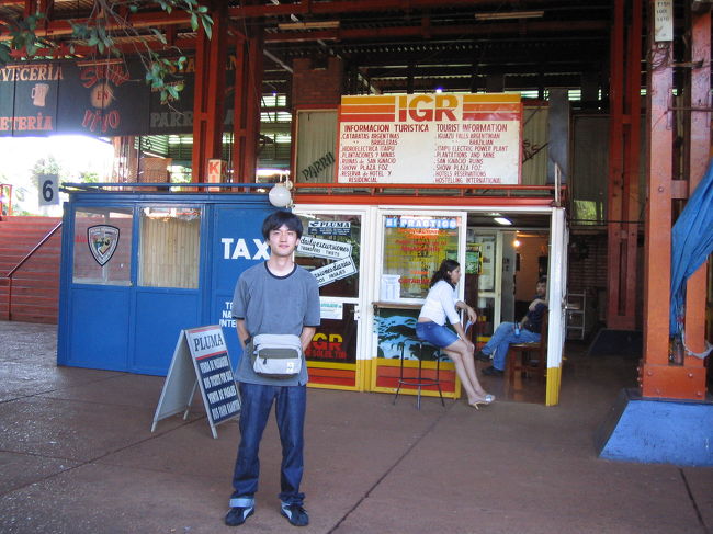 プエルト・イグアス(アルゼンチン)の国立公園行きバス乗り場。後ろのお姉さんにチケットを販売してもらった。