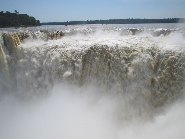 悪魔の喉笛。<br />爆音を立てて流れ落ちる濁流に鳥肌が立った。こんな滝見たことない。