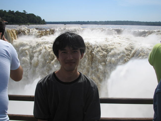 ここに来るまでに園内を走る列車に乗る。途中、白と黄色の蝶が紙吹雪のように舞っていた。