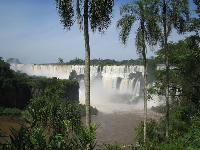 イグアスの滝を一望。ここからでも滝の流れる音が聞こえてくる。