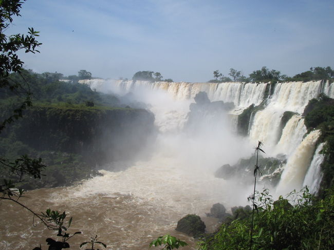 イグアスの滝は、1億2000万年前にはすでに存在したと考えられており、古くから先住民族の聖地として崇拝されていた。人知ではどうすることもできない自然の力を訪れた者誰もが知らされる。