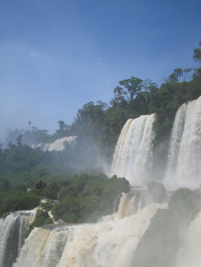 大小300の滝が段を成している。