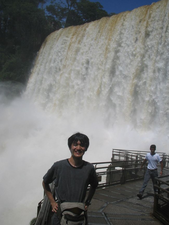 ここから先は水しぶきが凄いので、あまり人は立ち入らない。しかし、ここまで来たならカメラをカバンにしまい最前線まで行くべし！