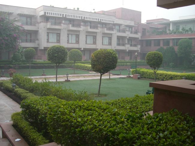 ６日目　２００６年１１月９日<br />ホテルの部屋から見た中庭。<br />インドらしく、幾何学模様です。