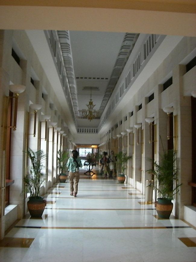 長〜い廊下。<br />下手な写真で、ホテルのすばらしさを<br />上手く伝えられないのが残念。