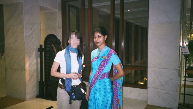 ホテルのスタッフを呼び止めて、<br />一緒に撮ってもらいました。<br />だって、細くて、美人で、サリーきれいやし♪