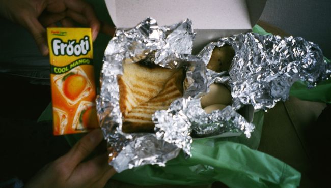 チェックアウトが早かったので、<br />朝ごはんはレストランによって、ＢＯＸです。<br />お腹の調子の悪い相方のために、<br />あまり油を使っていない、<br />・ゆでたまご<br />・ゆでじゃがいも<br />・トースト<br />・マンゴージュース<br />です