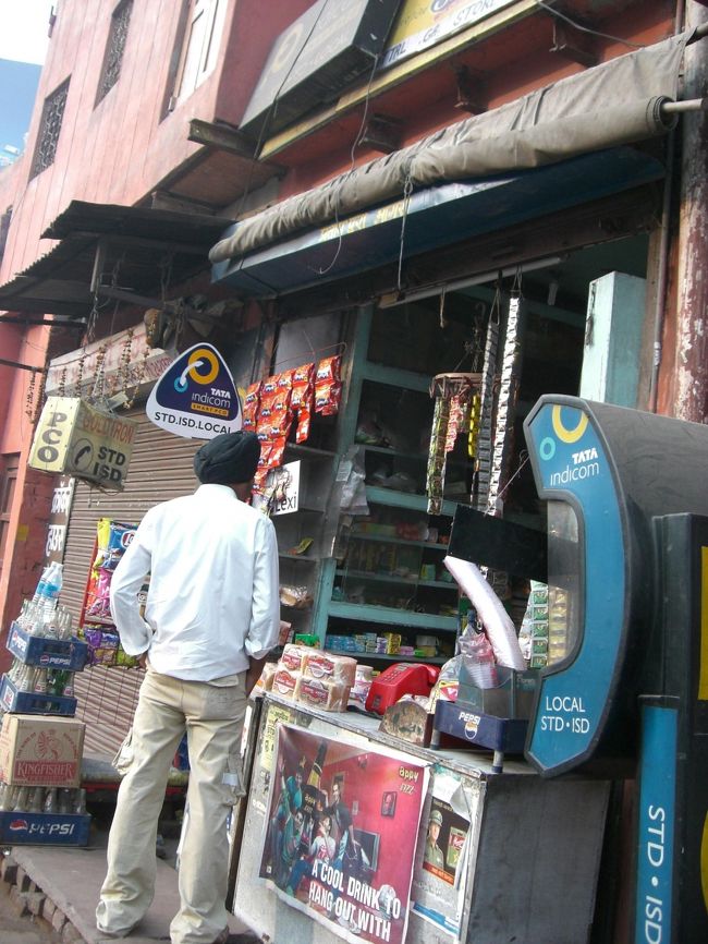 マンゴージュースは<br />ドライバーさんが<br />途中の売店で買ってきてくれました。<br /><br />ちなみに彼はシーク教徒なので、<br />ターバンに髭、腕にはバングルです！<br />凛々しくてかっこいい！！