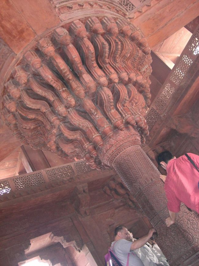Ｆａｔｅｈｐｕｒ　Ｓｉｋｒｉ<br />ファティプール・スィークリー<br /><br />この柱の上に王座があったとか。<br />この１本の柱に、５つの宗教の模様が<br />彫られています。<br />何の宗教かは・・・<br />忘れた。