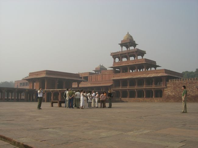 パンチマハル　五層閣<br />と<br />どっかの国の団体さん