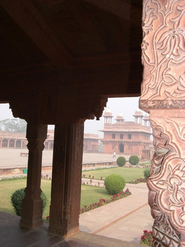 柱の彫刻もとても細かいです。