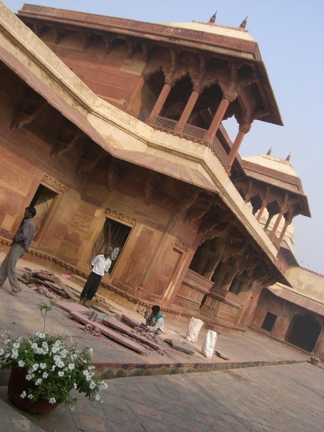 ファティプールシクリでは<br />いたるところで、修復してます。<br /><br />修復工のおじさんの１人が私達に近づいてきて、<br />手のひらサイズの石を見せてくれました。<br />「ゾウサン・・・。」<br />石に象の絵を彫ってあります。<br />「ジュウルピー」<br />って、本業の傍ら、おこずかい稼ぎも怠りません(笑）<br /><br />ちなみに、<br />「ゾウサン」は芸術的とは程遠いものでした。