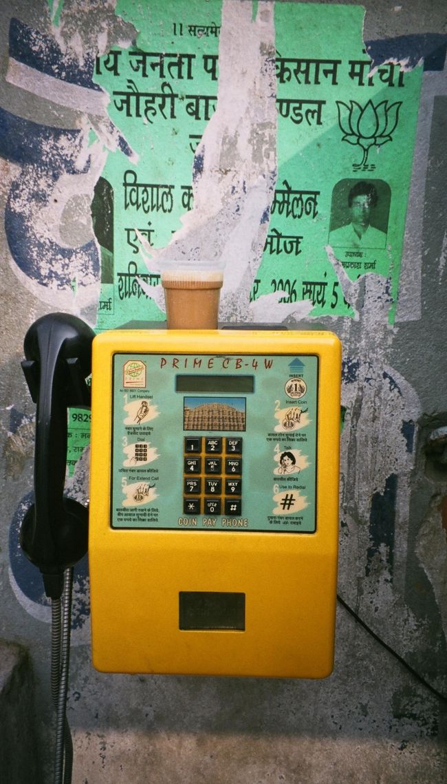 インスタントチャイのカップは<br />ベコベコでした。<br />薄くて、熱で溶けそう。。。