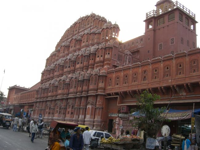 Ｈａｗａ　Ｍａｈａｌ　ハワマハル<br />風の宮殿<br /><br />ピンクシティーは<br />ピンクというより、<br />赤茶色？？