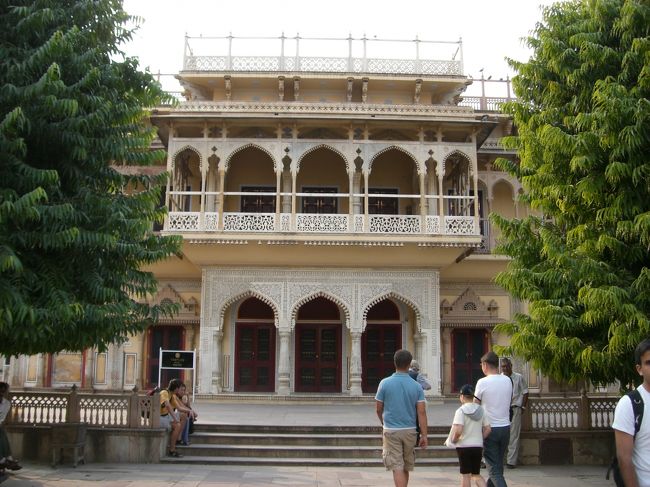 Ｍｕｂａｒａｋ　Ｍａｈａｌ　ムバラクマハル<br />テキスタイルの博物館<br /><br />王様の服などが展示されてます。<br />金や銀、細かい刺繍が施されたものや、<br />お相撲さんサイズの大きなサイズの<br />衣装もありました。<br />それだけ体格がよかったみたい。<br /><br />ここも、中は撮影禁止で、<br />人でごった返しています。