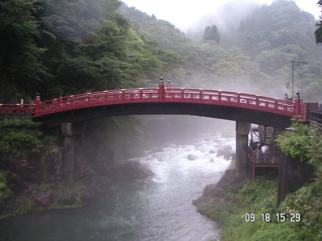 2006年9月18日　日光 <br /><br />神橋<br /><br />勝道上人（むかーし、補陀洛浄土を探して旅をしていた時に、男体山と出会い、「これこそが求めているものだ」と感じて、大谷川を渡ったところに四本竜寺を建てた。日光山を開山した人）<br />が、まだお寺を建てる前に川を渡れなかったから、神仏に祈願したら、現れた深沙王が投げ入れた2匹の蛇が橋にかわったらしい。それが、この橋。<br /><br />長さ28m<br />寛永の大造営（1630年頃）の際に朱塗りにされた。<br /><br />
