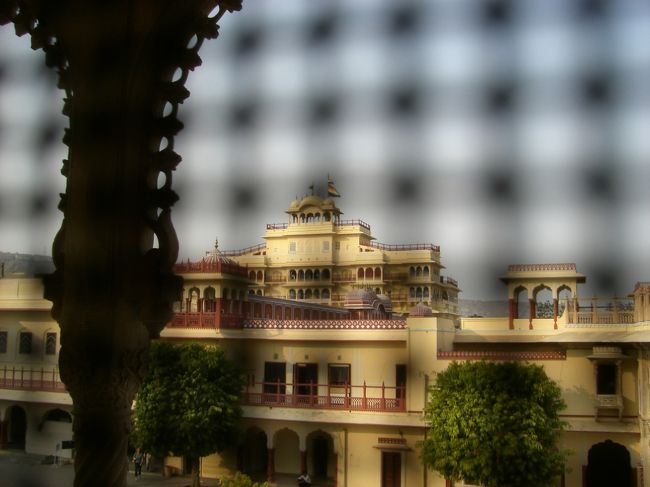 撮影禁止やけど、<br />撮っちゃいました。<br /><br />遠くにインド国旗の立っている建物に、<br />今のマハラジャがお住まいです☆