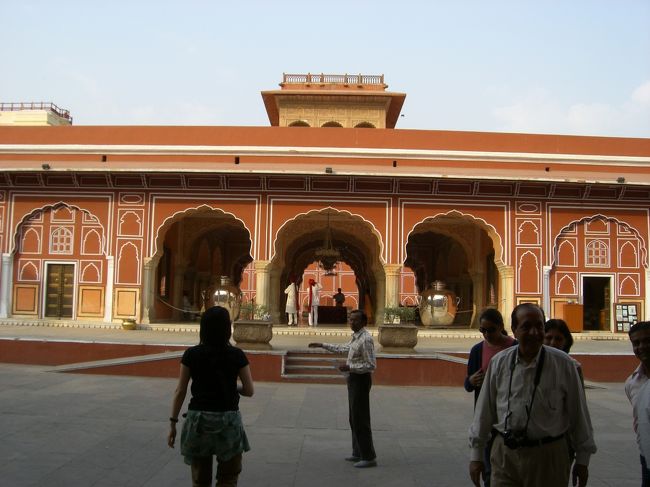 Ｄｉｗａｎ−ｉ−Ｋｈａｓ　ディーワーネカース<br />貴賓謁見の間<br /><br />この右側に博物館があります。<br />じゅうたんや、象の上に王様が乗るためのかご、<br />コーランの本や、絵など・・・<br />中は撮影禁止でしたが、<br />ガイドさんの説明があると、<br />なかなか楽しめました！