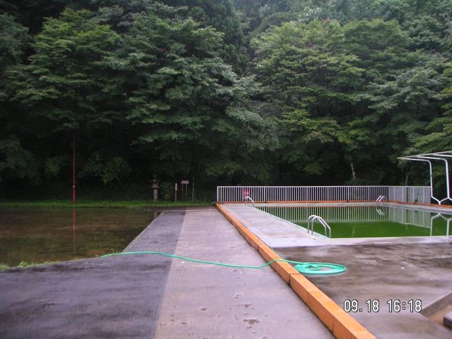 2006年9月18日　日光 <br /><br />日光金谷ホテル<br /><br />プール。冬はスケート場（ここ数年は利用できないらしい。理由は、地球温暖化。もともと天然氷を利用しているのに、ここ数年はスケートができる位まで凍らないということ）な場所。<br /><br />このすぐそばで、リニューアルオープン記念の写真展が開催されていた。<br />さすが。130年の歴史はすごい。<br />さっき見たばかりの玄関前に、昔の車が集まった写真やら、従業員が勢揃いした写真。歴史を感じる。<br />外国人専用（？　歴史に疎いのでよくわからないのですが、米軍御用達のような時期があったようです。）の頃の写真では、むかーしの外国人がいろいろ写っていたり。<br />興味深い写真ばかり。